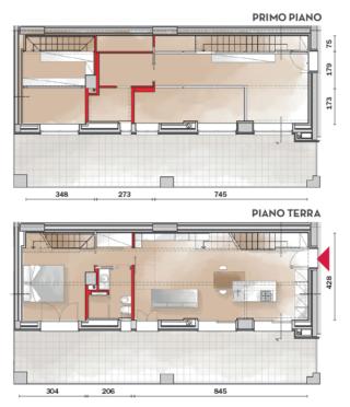 Nelle piante relative ai due livelli, le parti colorate in rosso indicano le modifiche al progetto introdotte
con la variante in corso d'opera.
Dalla camera, posta all'estremità della casa, al piano terra, una rampa dedicata conduce al livello superiore in una stanza guardaroba.
Al piano terra, la zona giorno e quella notte sono separate da una porta scorrevole a scomparsa , la cui anta laccata in giallo, diventa un elemento décor.
Un plus dell'abitazione: l'ampia balconata a tutt'altezza, che corre lungo il fianco dell'edificio. Offre spazio per un living en plein air, protetto da schermature solari in legno.