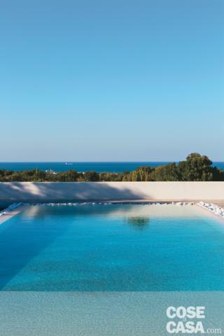 piscina. muretto di contenimento, vista panoramica sul mare, uliveto piscina. muretto di contenimento, vista panoramica sul mare, uliveto