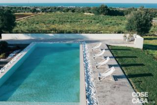 spazi esterni, piscina, solarium con sdraio, uliveto spazi esterni, piscina, solarium con sdraio, uliveto