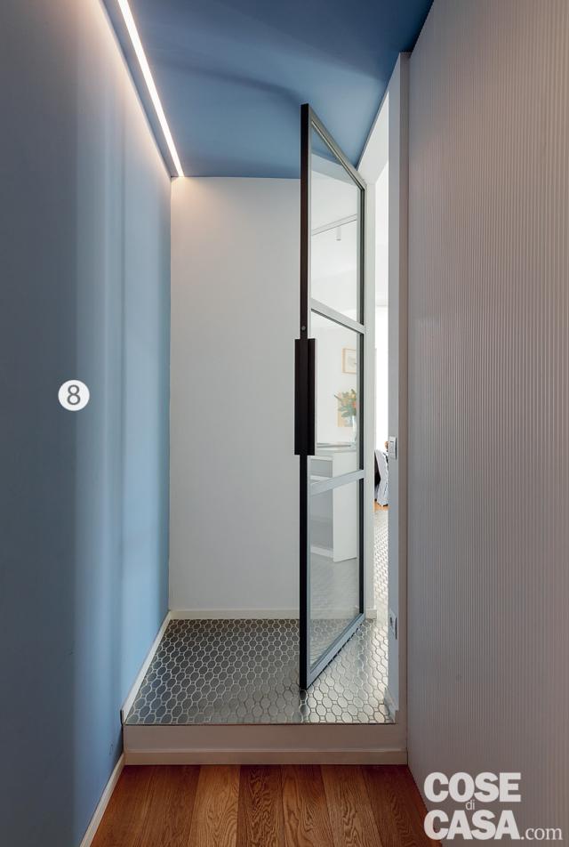 corridoio dell'appartamento in centro, porta vetrata, pareti e soffitto tinteggiati in azzurro, gradino, parquet, pavimento in lamiera, illuminazione a led corridoio dell'appartamento in centro, porta vetrata, pareti e soffitto tinteggiati in azzurro, gradino, parquet, pavimento in lamiera, illuminazione a led