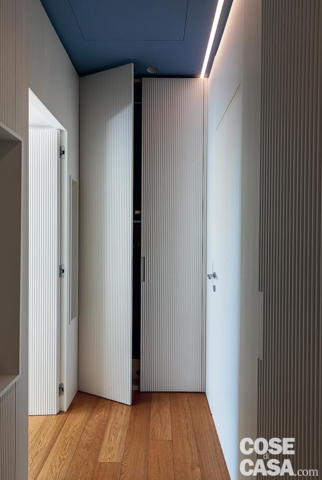 Corridoio, porte e ante "cannettate", pavimento in parquet, soffitto tinteggiato in azzurro Corridoio, porte e ante "cannettate", pavimento in parquet, soffitto tinteggiato in azzurro