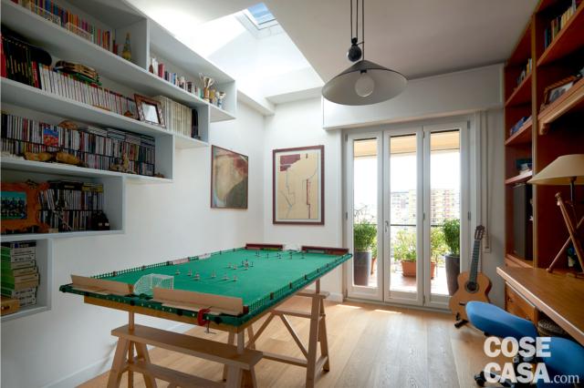 Sala giochi in casa con gioco da tavolo calcio subbuteo luce naturale dal tetto portafinestra Sala giochi in casa con gioco da tavolo calcio subbuteo luce naturale dal tetto portafinestra