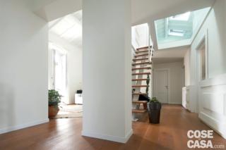 Dal disimpegno, una  scala in ferro e legno, realizzata in occasione della ristrutturazione, sale al soppalco, caratterizzato da una lastra di vetro nel pavimento che lascia passare la luce naturale, ottenuta aprendo quattro ampi lucernari nel tetto.