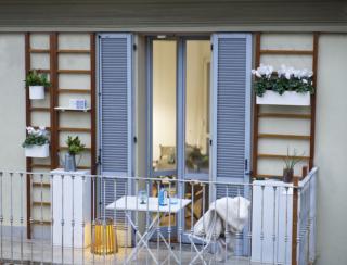 Urban Balcony (design Meneghello Paolelli Associati) di Unopiù è un sistema modulare, personalizzabile e componibile che con pochi elementi permette di trasformare ogni balcone in un giardino pensile, uno studio, una lavanderia. Le spalliere di iroko – legno perfetto per l’uso esterno data la sua resistenza – fissate a parete o a soffitto fanno infatti da supporto a tutta una serie di accessori di alluminio bianco: fioriere, vasi, armadietti, mensole, piani d’appoggio, stendibiancheria, pannelli schermanti, coperture. Disponibile entro l’estate, è declinato in dimensioni diverse per risolvere ogni esigenza e ogni spazio disponibile. Prezzo su richiesta. www.unopiu.it