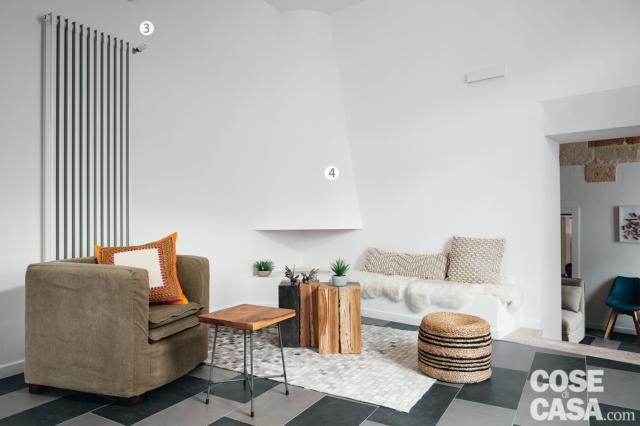 soggiorno, radiatore d'arredo, camino, poltrona, tavolino in legno, divano in muratura, pavimento a scacchi, pouf in rattan, applique soggiorno, radiatore d'arredo, camino, poltrona, tavolino in legno, divano in muratura, pavimento a scacchi, pouf in rattan, applique