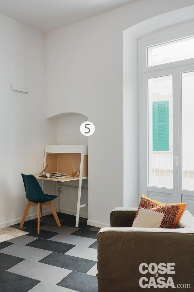 living della casa al mare, nicchia ad arco, scrittoio bianco, sedia, poltrona, pavimento in bianco e nero, portafinestra living della casa al mare, nicchia ad arco, scrittoio bianco, sedia, poltrona, pavimento in bianco e nero, portafinestra