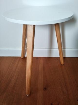 tavolino piano bianco e gambe in legno prima che venga pitturato tavolino piano bianco e gambe in legno prima che venga pitturato