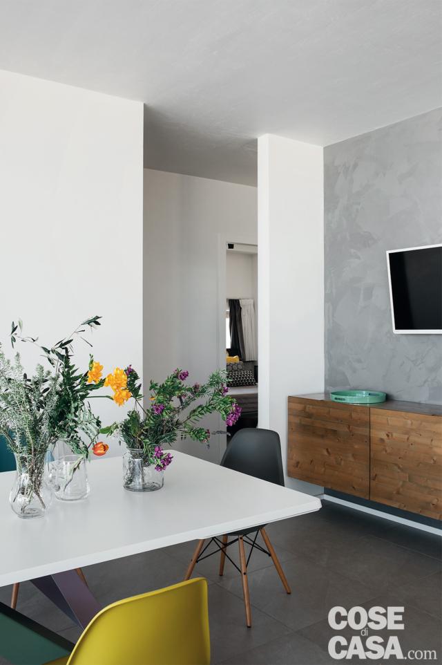 soggiorno, zona pranzo, tavolo, sedie colorate, mobile sospeso, parete effetto cemento, tv soggiorno, zona pranzo, tavolo, sedie colorate, mobile sospeso, parete effetto cemento, tv