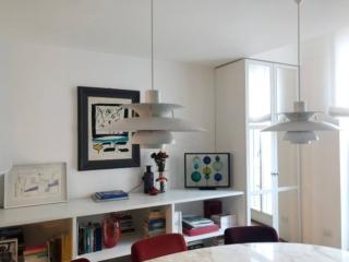 sala da pranzo, parete con armadio e scaffale in legno bianco sala da pranzo, parete con armadio e scaffale in legno bianco