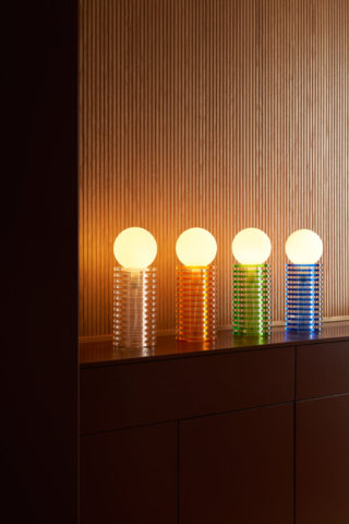 Lampcake (foto Filippo Ferrarese) di AALF, in edizione limitata (Ø 12 cm, H 34 cm), è realizzata con Green Cast® (acrilico colato riciclato 100%) trasparente e in altre 3 tonalità. Costa 290 euro. www.aalf.it