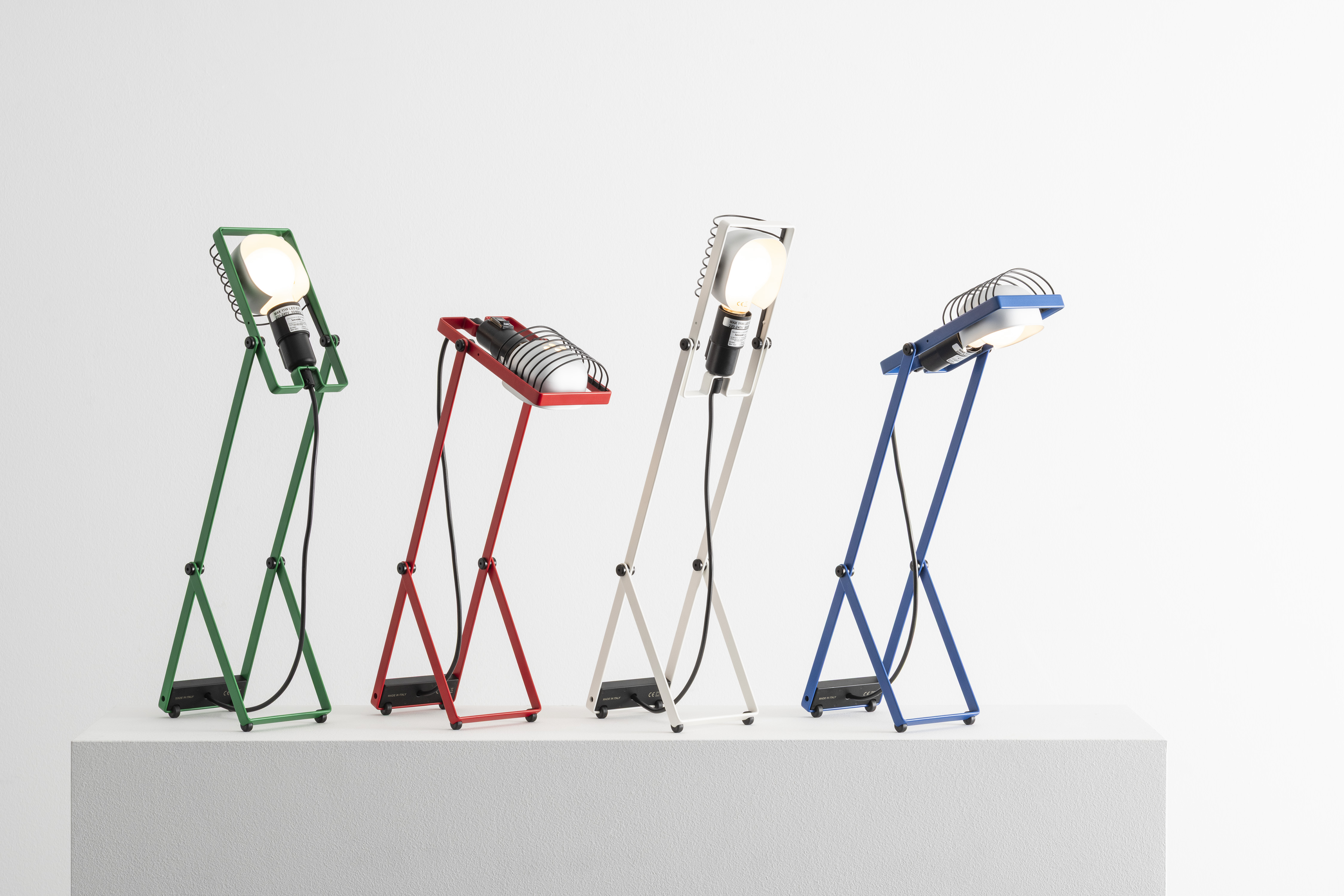 Sintesi (design Ernesto Gismondi) di Artemide, riedizione da tavolo di un modello di successo del 1975, si basa su componenti semplici e condivisi, che danno vita a una famiglia di prodotti versatili. La struttura è regolabile in inclinazione e altezza, composta da pochi elementi metallici curvati.
Due profili a C di diversa lunghezza creano un supporto, che permette l’orientamento grazie a un semplice movimento di apertura e chiusura. www.artemide.com