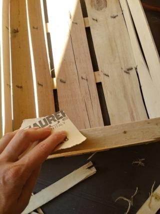 Incollate le eventuali parti rotte con la cola vinilica. Incollate le eventuali parti rotte con la cola vinilica.