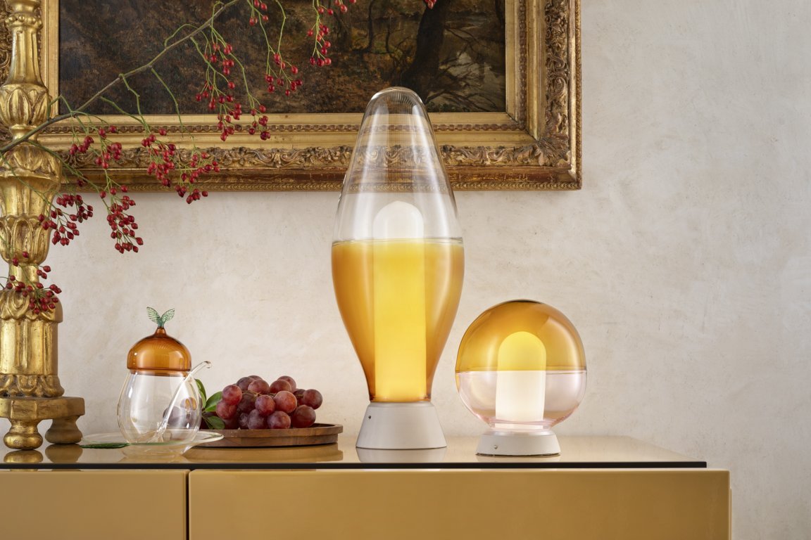 Trilli Nova e Trilli Halo di Casarialto, in più varianti cromatiche, sono realizzate con vetro borosilicato su una base di ceramica. Il diffusore interno è di vetro opalino. Costano rispettivamente 560 euro e 305 euro.  www.casarialto.it