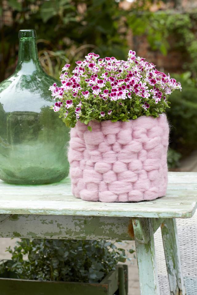 Vaso per fiori con lana di feltro rosa Vaso per fiori con lana di feltro rosa