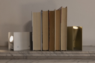 Plint (design Massimo Colagrande, foto Barbara Corsico) di ILTI LUCE ha il corpo (L 19 x H 13 x P 7,5 cm) posizionabile sia orizzontalmente sia verticalmente, che cela uno spot snodato orientabile di 90°. Dimmerabile, ha l'ottica regolabile ed è disponibile anche in versione ricaricabile. www.iltiluce.com