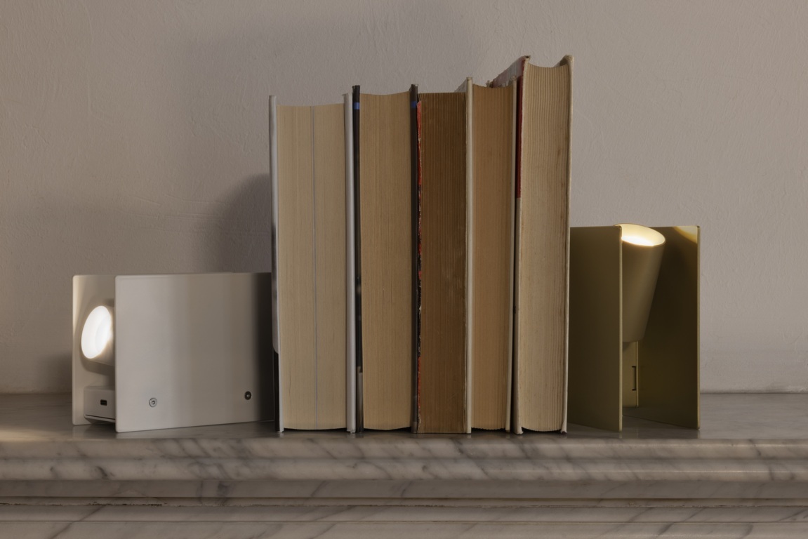 Plint (design Massimo Colagrande, foto Barbara Corsico) di ILTI LUCE ha il corpo (L 19 x H 13 x P 7,5 cm) posizionabile sia orizzontalmente sia verticalmente, che cela uno spot snodato orientabile di 90°. Dimmerabile, ha l'ottica regolabile ed è disponibile anche in versione ricaricabile. www.iltiluce.com