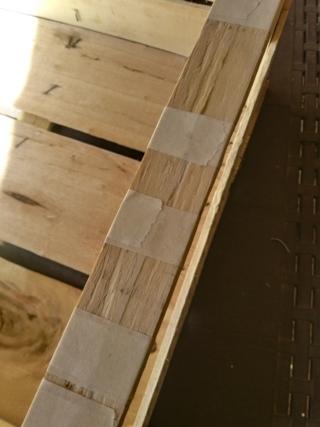 Bloccate le parti appena incollate con il nastro carta. Bloccate le parti appena incollate con il nastro carta.