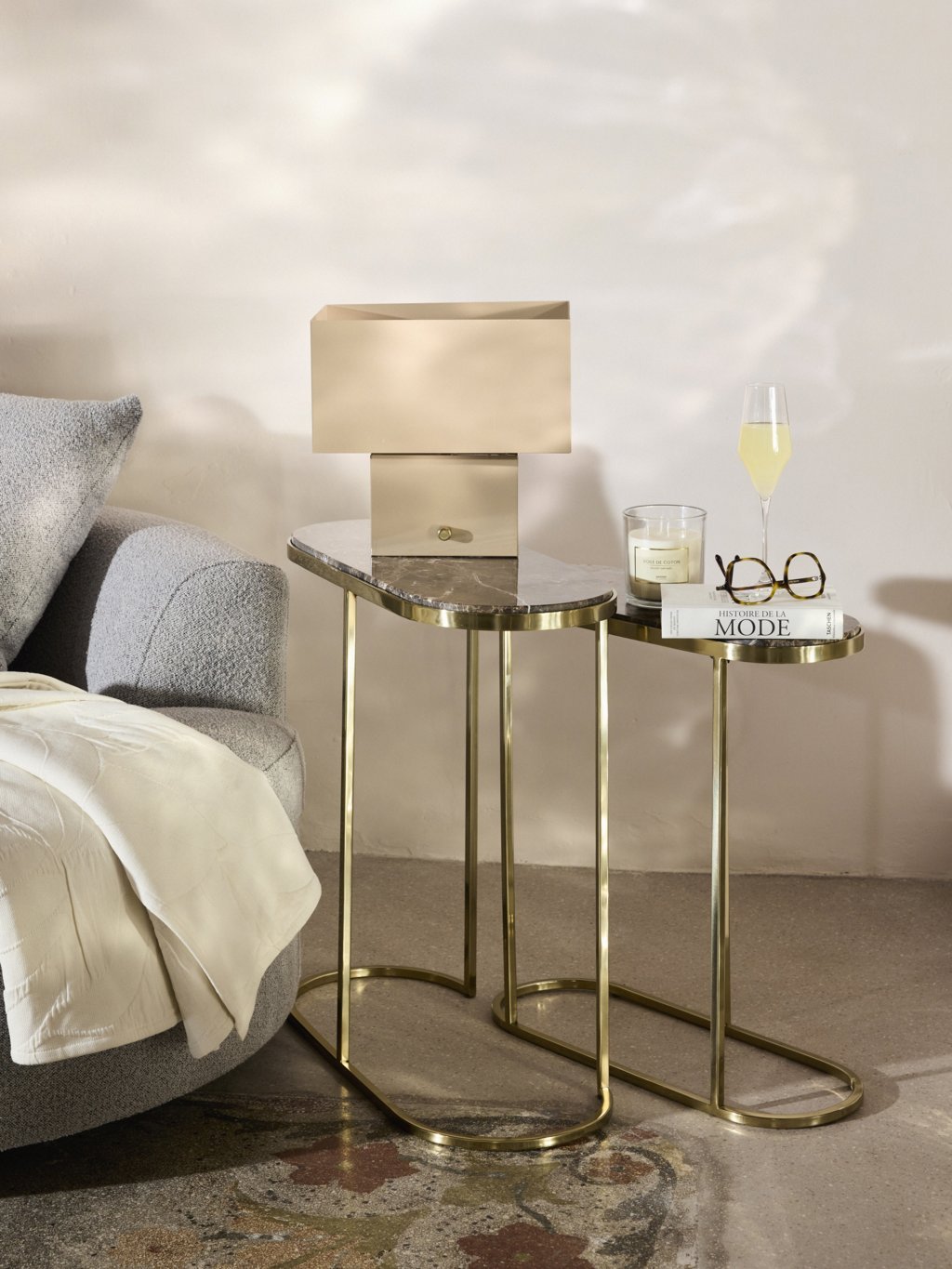 Lored di Maisons du Monde (L 31 x H 30 x P 21 cm), ha struttura cubica di acciaio in una calda tonalità marrone. Dimmerabile, ha l'attacco E27 per lampadine a LED.