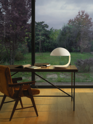 Cobra di Martinelli Luce (www.martinelliluce.it) ha il riflettore che ruota sullo snodo centrale ed è di resina termoindurente stampata. In tre colori - rosso, bianco, nero -. Entrata in produzione nel 1968, è realizzata in diverse versioni, anche in edizione limitata.