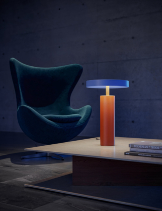 Camaleonte (design Mood Design Collective) di Modo Luce, di metallo verniciato in 49 combinazioni cromatiche, ha la sorgente luminosa a LED di ultima generazione, dimmerabile. www.modoluce.com