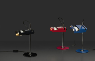 Mini Spider (design Joe Colombo) di Oluce è la riedizione da tavolo ( 15 cm, L 19 x H 34 cm) della celebre lampada con "testa a martello" di metallo verniciato - disponibile in nero lucido, rosso Scarlet, blu - su asta verticale cromata. www.oluce.com