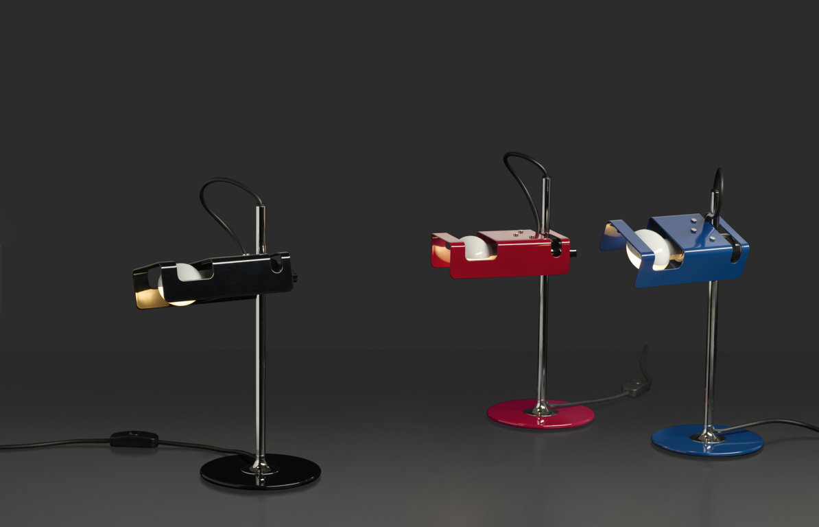 Mini Spider (design Joe Colombo) di Oluce è la riedizione da tavolo ( 15 cm, L 19 x H 34 cm) della celebre lampada con "testa a martello" di metallo verniciato - disponibile in nero lucido, rosso Scarlet, blu - su asta verticale cromata. www.oluce.com