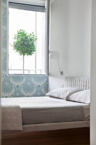 Camera con parete di fianco al letto in carta da parati Camera con parete di fianco al letto in carta da parati