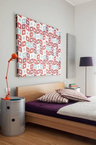 Camera da letto con tele rivestite in tessuto sopra il letto Camera da letto con tele rivestite in tessuto sopra il letto