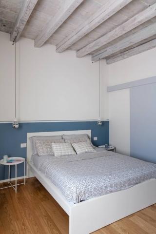 Camera da letto con boiserie e luci dall'alto Camera da letto con boiserie e luci dall'alto