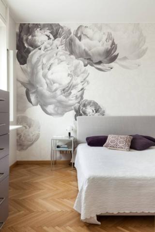 Parete dietro al letto con carta da parati con tappezzeria dal macro disegno Parete dietro al letto con carta da parati con tappezzeria dal macro disegno