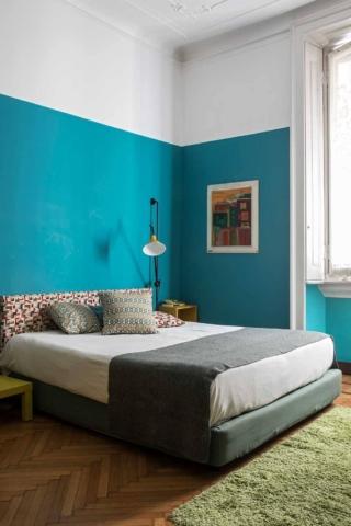 Camera da letto con parete con fascia di colore forte di media altezza Camera da letto con parete con fascia di colore forte di media altezza