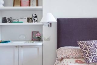 Camera da letto con comodino e libreria di lato Camera da letto con comodino e libreria di lato