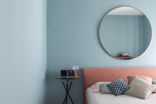 Parete dietro al letto con specchio Parete dietro al letto con specchio