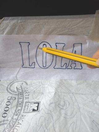 Ricalcate la scritta con la matita e la carta grafite. Ricalcate la scritta con la matita e la carta grafite.