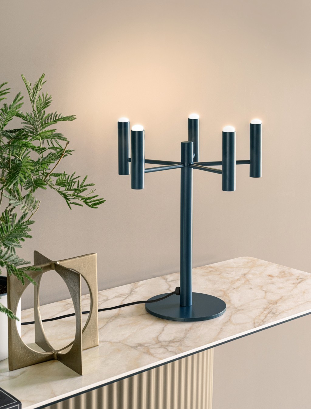 Charm T Big di Riflessi, in metallo verniciato Ottanio (disponibile in molte altre finiture), ha i diffusori a forma di cilindro che generano una luce morbida e diffusa. www.riflessi.it