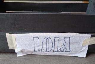 Stampate a misura il nome dell’animaletto e fissate la scritta con il nastro carta. Stampate a misura il nome dell’animaletto e fissate la scritta con il nastro carta.