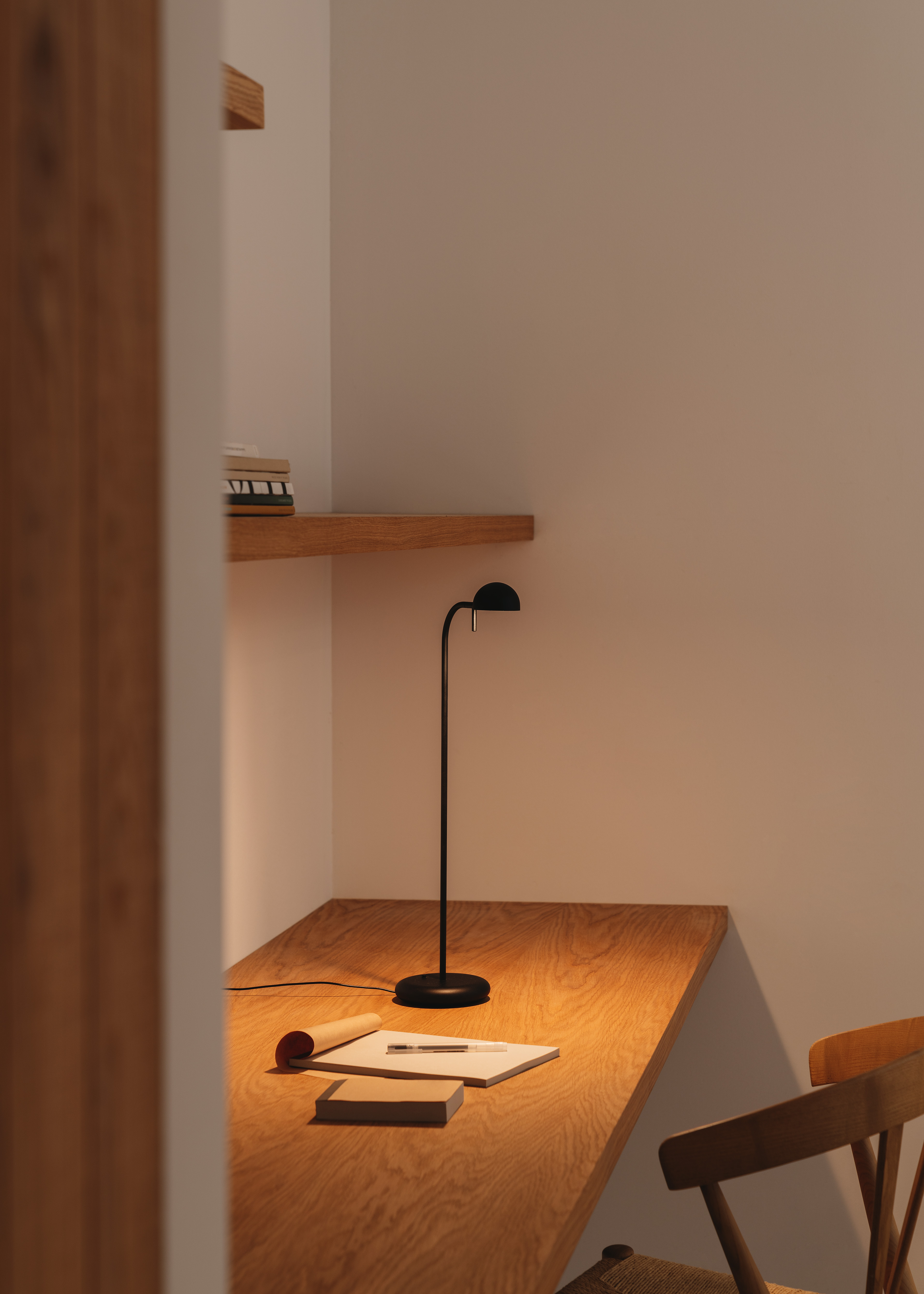 Pin (design Ichiro Iwasaki) di Vibia nonostante le dimensioni contenute,
offre eccellenti prestazioni di illuminazione, grazie alla testa orientabile di alluminio dotata di sorgente a LED. È
possibile regolare l’intensità luminosa, scegliendo tra un fascio più concentrato o una
luce più morbida e diffusa. www.vibia.com