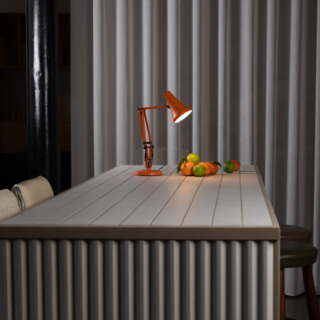 90 Mini Mini di Anglepoise, qui in tinta Sunburnt Orage, con adattatore plug in e cavo usb, ha una lampadina LED integrata e dimmerabile. Dà luce focalizzata con una durata fino a 20.000 ore. Costa 145 euro. www.anglepoise.com