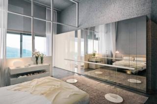 Superficie continua
Totalmente rivestito sui fianchi e sul retro, si trasforma in un volume architettonico perfetto anche a centro stanza come elemento divisorio. La facciata, anche se scandita da moduli di diversa larghezza, dà vita a una superficie omogenea, complice anche la mancanza di maniglie: l’apertura avviene con una leggera pressione della mano che rende praticissima la fruizione dei vani.N.o.w Mirror di Lago (www.lago.it) abbina ante a battente in vetro laccato bianco, opaco e lucido, e a specchio. Misura L 601,5 x P 61 x H 265 cm. Costa a partire da 9.669 euro.
www.lago.it