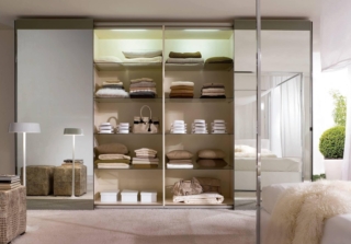 Da personalizzare
Il guardaroba, qui proposto con una cornice di specchi bruniti intorno a quelli tradizionali della facciata, è personalizzabile con specchiature in più finiture. Inoltre, la modularità delle ante scorrevoli di serie o su misura consente la massima libertà progettuale in termini di dimensioni. Le ante sono dotate di sistema di apertura e chiusura ammortizzata e ogni modulo è completo di faretti led con sensore. Ad ante scorrevoli, Sirio di Falegnameria 1946 ha gli interni laccato sabbia. Misura L 405 x P 60 x H 266,5 cm. Costa a partire da 6.500 euro. www.falegnameria1946.it