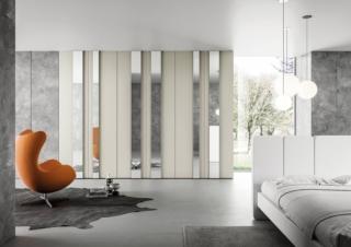 A 6 ante battenti, Wardrobe, Comp. 377, di Tumidei è impreziosito da fasce a specchio in due larghezze (12 e 20 cm) disponibili in versione decorativa
o a uso maniglia. Misura L 262 x P 59 x H 261 cm. Con fianchi finiti, 6 tubi,1 cassettiera, in melaminico costa 1.616 euro. Una fascia da 12 cm, decorativa costa 81 euro,
a uso maniglia 168. Tutto più Iva. www.tumidei.it