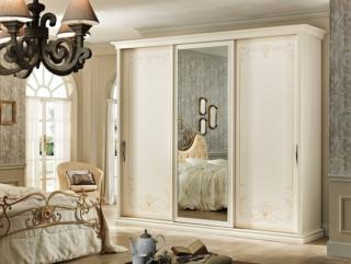 Come prima, più di prima
Nel segno della tradizione questa versioneromantica ha lo specchio centrale molato. L'anta che lo contiene ha però un telaio in alluminio, leggero e maneggevole, con decorazioni eseguite interamente a mano da decoratrici professioniste. Ha la struttura in laminato patinato, con cornici e cappello in mdf il modello Viola di Mobilificio Ag con ante scorrevoli. Misura L 288 x P 69 x H 252 cm. Con dotazione di serie (1 cassettiera a 3 cassetti, 3 ripiani, 5 tubi appendiabiti) costa 2.200 euro. www.mobilificioag.it