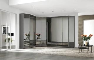 Sfrutta l'angolo
Questa versione, che occupa due pareti ortogonali, offre una minicabina e ha i moduli terminali tagliati in diagonale che rendono i passaggi più fluidi. Le ante a battente in finitura grigio fumé si aprono tramite sottili profili in alluminio. Componibile, l'armadio a sei ante Giada di Mondo Convenienza misura L 274 x P 60 x H 250 cm. Costa 610 euro. www.mondoconv.it