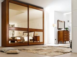 Misure maxi
In questa proposta, le lastre si possono scegliere anche con estetica bronzo. E si può optare per solo due specchi nella parte superiore. L'armadio Giove di Le Fablier in massello, listellare e multistrato di tiglio, proposto con 4 specchi standard misura L 296 x P 68 x H 253 cm e costa 4.143 euro. www.lefablier.it