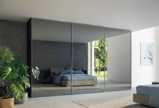 Stile e funzionalità
In questo modello le ampie ante scorrevoli sono incorniciate da un sottile telaio in metallo che contiene le lastre e funziona da maniglia, favorendo la presa in qualsiasi punto e all'altezza desiderata, per limitare lo sforzo nel movimento. La finitura fumé risulta qui raffrorzata dalla parete di fondo dipinta di una tonalità grigio piombo che fa tutt'uno con il mobile. Il guardaroba Master D di Giessegi ha le ante a telaio scorrevoli con specchio fumé. Misura L 414 x P 66 x H 262 cm. Costa 4.118 euro più Iva. www.giessegi.it