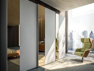 Profilo Protagonista
L'elemento che distingue questo modello è il telaio in alluminio che corre lungo l'intera anta e sporge quanto basta per poterla impugnare, garantendo l'apertura e la chiusura in un solo gesto. Laccato nella stessa tinta del pannello, scompare nel volume. Plurimo di Jesse ha le ante scorrevoli Loom laccato opaco con pannello a specchio fumé e la maniglia in tinta. Propone moduli larghi 96 -116-154,5 cm. Costa a partire da 2.340 euro più Iva. www.jesse.it