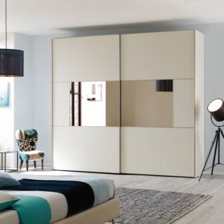 Ad altezza occhi
La tonalità bronzo dello specchio, che si ottiene in funzione del colore dello strato metallico applicato al vetro, si accorda bene al colore caldo del resto della struttura. Sistemato nella zona centrale, a un'altezza utile per specchiarsi, regala le giuste proporzioni alla composizione. Slider di Moretti Compact nella versione Zone C è dotato di ante scorrevoli a telaio che racchiudono pannelli e specchio. Misura L 286,5 x P 66,7 x H 258 cm. In laminato quarzo costa 2.610 euro. www.moretticompact.it