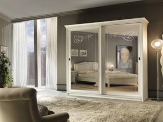 A prova d'urto In una delicata tonalità bianco panna con profili modanati, l'armadio ha ante a specchio antisfondamento inpreziosite da disegni serigrafati. È in listellare di ciliegio con laccatura ecologicaa base d'acqua l'armadio ad ante scorrevoli di Francesco Pasi. Misura L 285 x P 65 x H 250 cm. Comprensivo di attrezzatura interna standard costa 4.740 euro. www.francescopasi.it