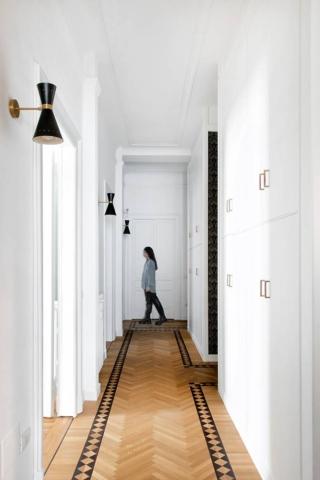 Armadio con maniglie tradizionali nel corridoio Armadio con maniglie tradizionali nel corridoio