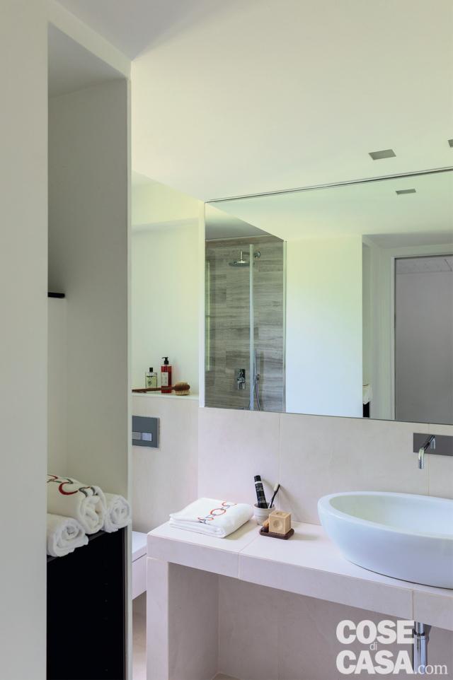 bagno, rivestimenti in marmo, mobile, lavabo da appoggio ovale in ceramica, specchio, faretti, nicchia bagno, rivestimenti in marmo, mobile, lavabo da appoggio ovale in ceramica, specchio, faretti, nicchia